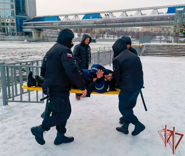 Спецназовцы Росгвардии спасли оказавшегося на льду Москва-реки человека