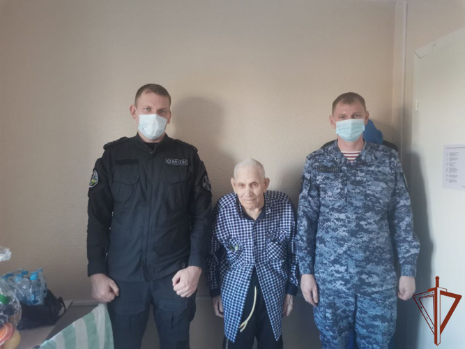 Офицеры Росгвардии поздравили с Днем защитника Отечества 96-летнего  ветерана Великой Отечественной и советско-японской войн