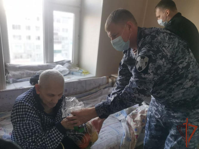 Офицеры Росгвардии поздравили с Днем защитника Отечества 96-летнего ветерана Великой Отечественной и советско-японской войн