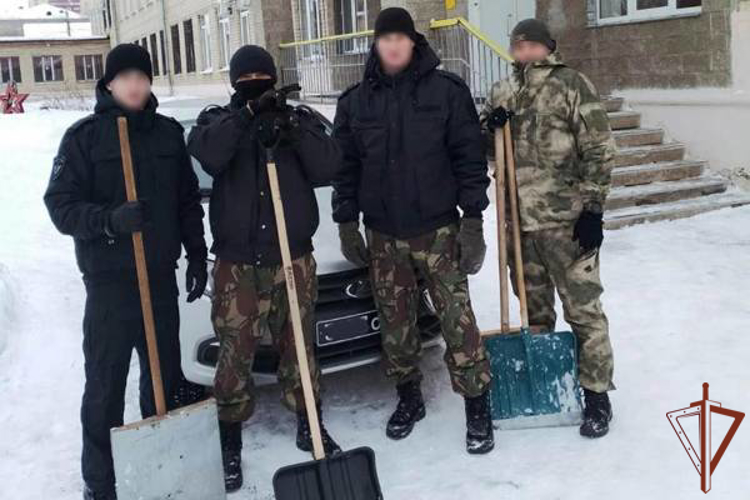Справиться с последствиями обильного снегопада сотрудникам школы-интерната на Урале помогли росгвардейцы