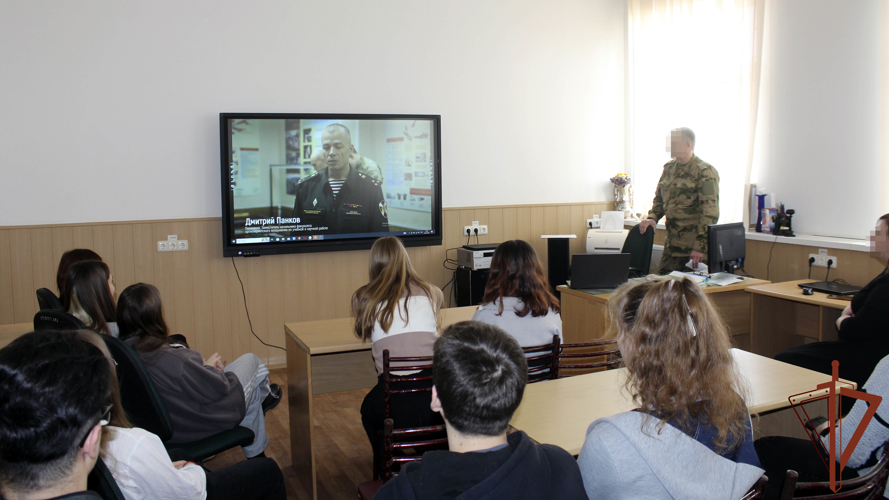 Росгвардейцы навестили учеников старших классов в рамках акции «Неделя мужества» в Херсонской области