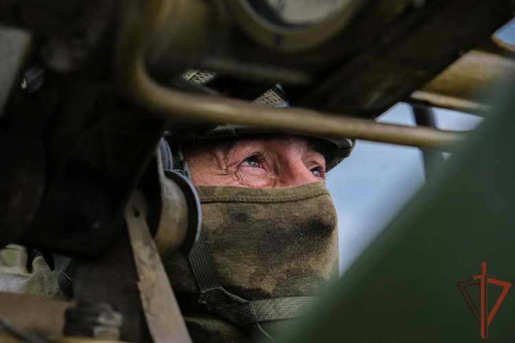 Военнослужащие Росгвардии совершенствуют навыки стрельбы из артиллерийского вооружения в Херсонской области (видео)