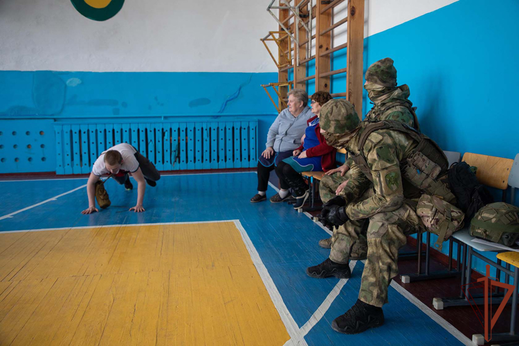 Военизированную эстафету «Будущий воин» провели росгвардейцы для школьников в ДНР