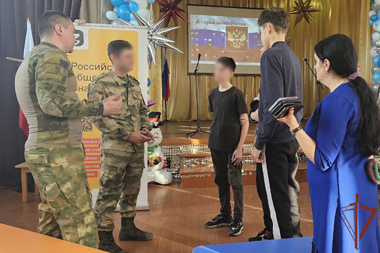 Росгвардейцы в Херсонской и Запорожской областях проводят уроки мужества