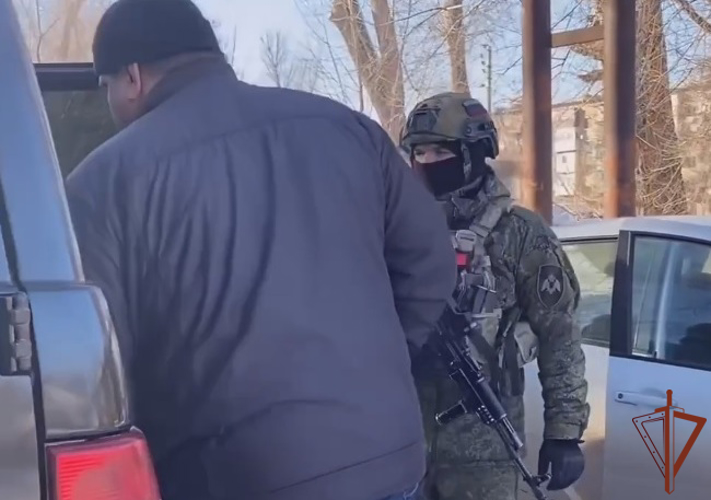 Спецназ Росгвардии задержал подозреваемого в киберпреступлении в Астрахани