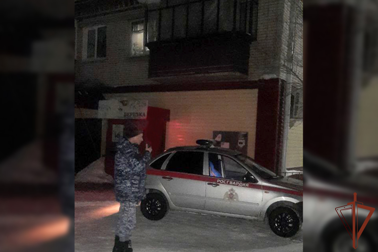 Росгвардейцы оперативно эвакуировали жильцов при возгорании дома в Зауралье