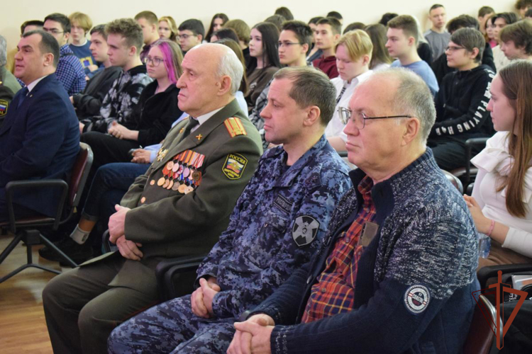 Патриотические мероприятия для подшефных школьников провела Росгвардия на Урале (видео)