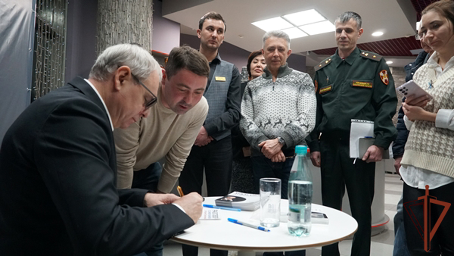 Сахалинские росгвардейцы приняли участие во встрече «Разговоры о самом важном»