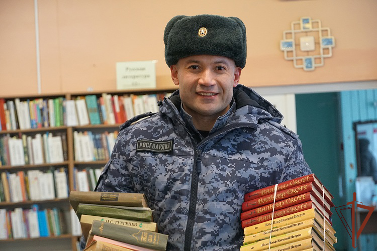 В Карелии личный состав Росгвардии присоединился ко всероссийской акции «Дарите книги с любовью» 
