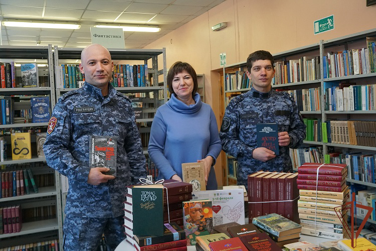 В Карелии личный состав Росгвардии присоединился ко всероссийской акции «Дарите книги с любовью» 