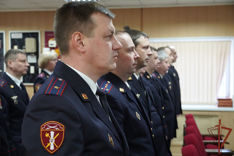 Сотрудников подразделений государственного контроля и лицензионно-разрешительной работы поздравили в Северо-Западном округе Росгвардии
