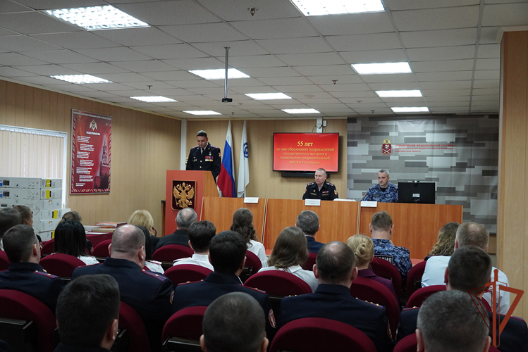 Сотрудников подразделений государственного контроля и лицензионно-разрешительной работы поздравили в Северо-Западном округе Росгвардии