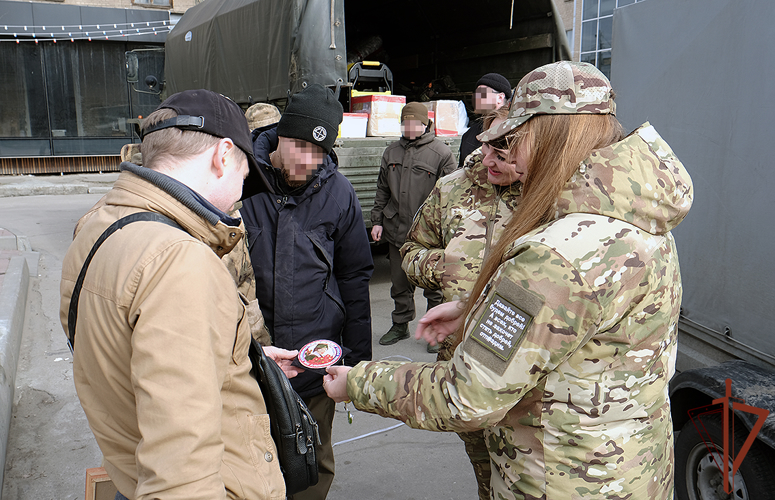Волонтеры доставили подарки для бойцов Росгвардии в Мелитополь