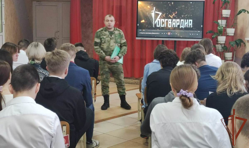Офицеры Росгвардии продолжают знакомить уральскую молодежь с военными институтами ведомства