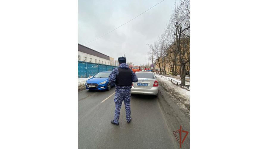 Росгвардейцы в Санкт-Петербурге эвакуировали жильцов из загоревшегося дома