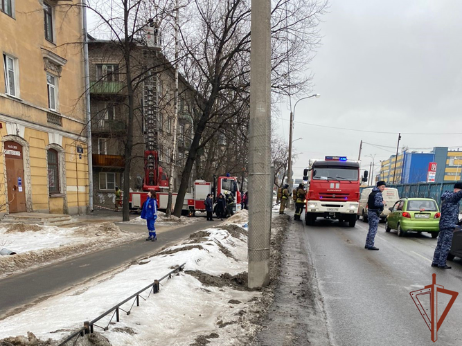 Росгвардейцы в Санкт-Петербурге эвакуировали жильцов из загоревшегося дома