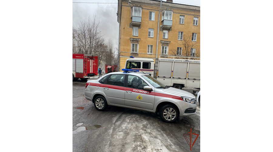 Росгвардейцы в Санкт-Петербурге эвакуировали жильцов из загоревшегося дома