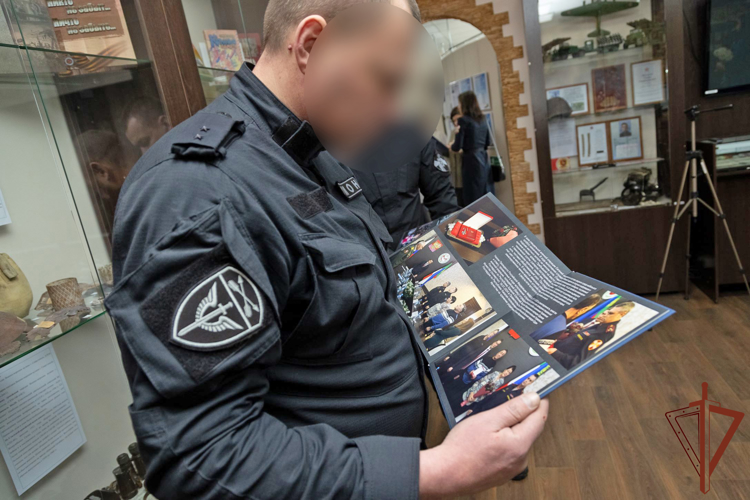 Офицеры Росгвардии передали на хранение фотокниги о погибшем сослуживце его родителям и в краеведческий музей Саяногорска 