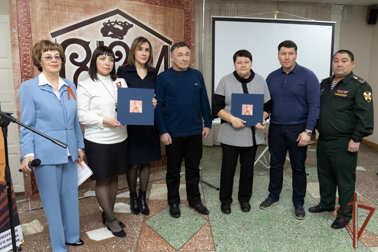 Офицеры Росгвардии передали на хранение фотокниги о погибшем сослуживце его родителям и в краеведческий музей Саяногорска 