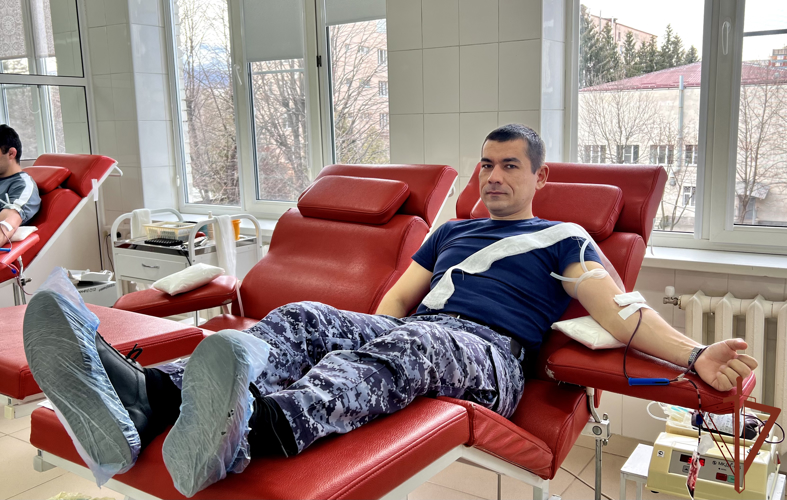 Росгвардейцы продолжают участвовать в ведомственной донорской акции в Северной Осетии