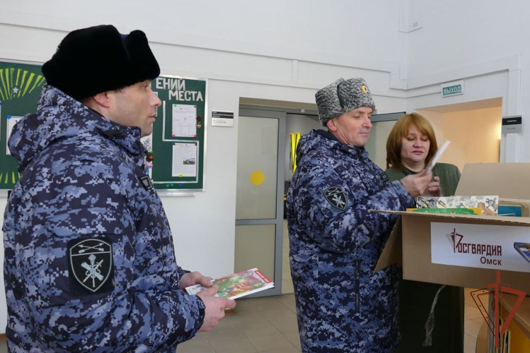 К общероссийской акции «Дарите книги с любовью» присоединились росгвардейцы из Сибири  