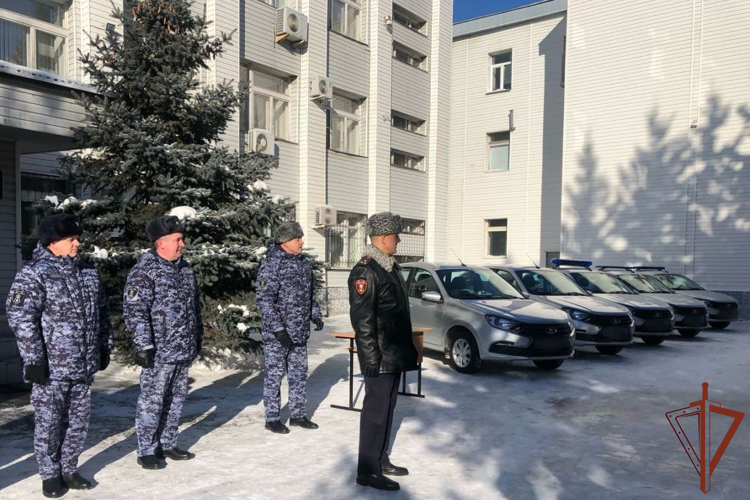 Росгвардейцам вручили ключи от новых служебных автомобилей в Омске