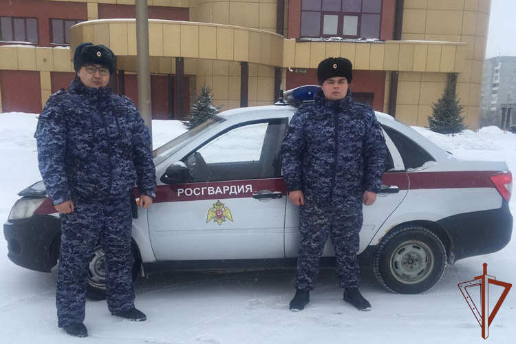 Росгвардейцы оперативно нашли и вернули родителям потерявшегося ребенка в Омске