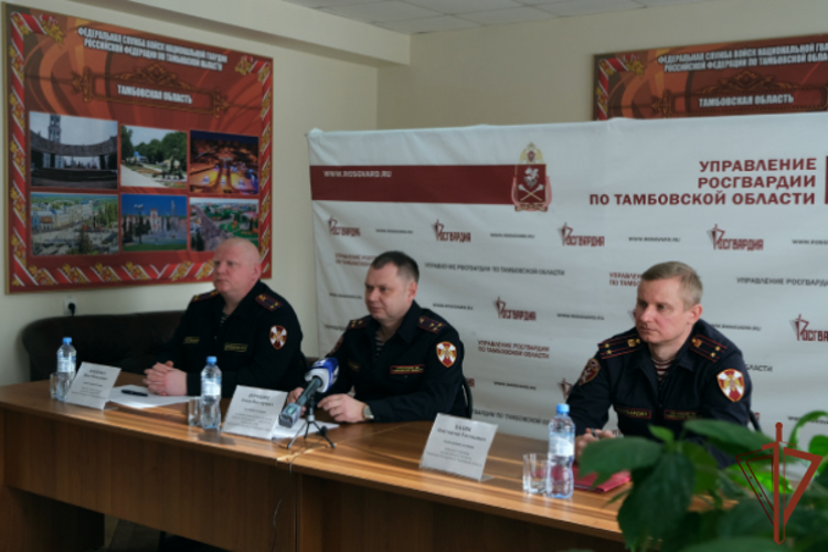 В Центральной России сотрудники лицензионно-разрешительной работы Росгвардии рассказали журналистам о своих трудовых буднях