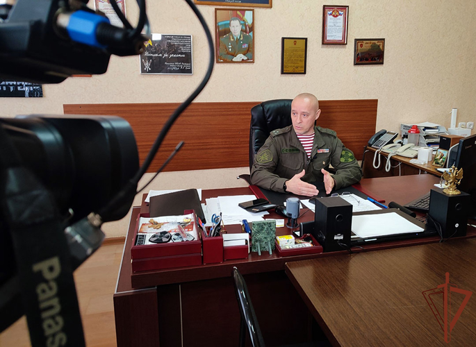 Уральских журналистов познакомили с кинологической службой ведомства и боевой работой офицеров СОБР Росгвардии  (видео)