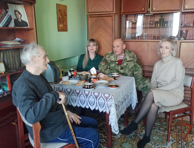 Росгвардия поздравила фронтовика - уральца с Днем защитника Отечества
