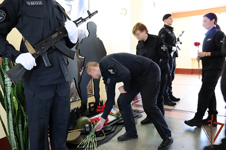 На базе челябинского ОМОН «Воин» Росгвардии открыли мемориал в память о героях СВО
