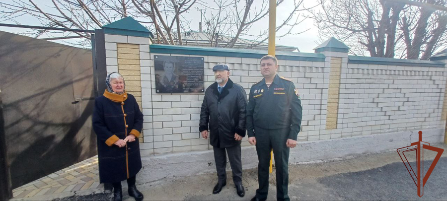 Росгвардейцы приняли участие в открытии мемориальной доски участнику Великой Отечественной войны в Карачаево-Черкесии