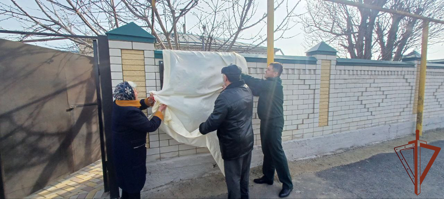 Росгвардейцы приняли участие в открытии мемориальной доски участнику Великой Отечественной войны в Карачаево-Черкесии
