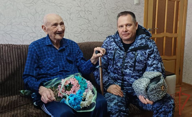 Ветерана Великой Отечественной войны поздравили с Днем защитника отечества росгвардейцы в Карачаево-Черкесии 