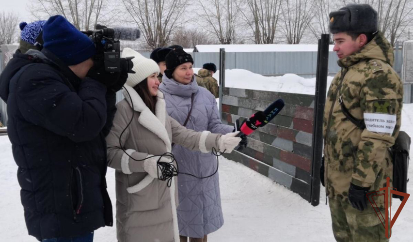 Кинологи Росгвардии познакомили ТВ-журналистов из Тюмени  с особенностями профессиональной подготовки (видео)