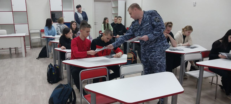 Росгвардейцы Северо-Западного округа знакомят школьников с военными институтами ведомства