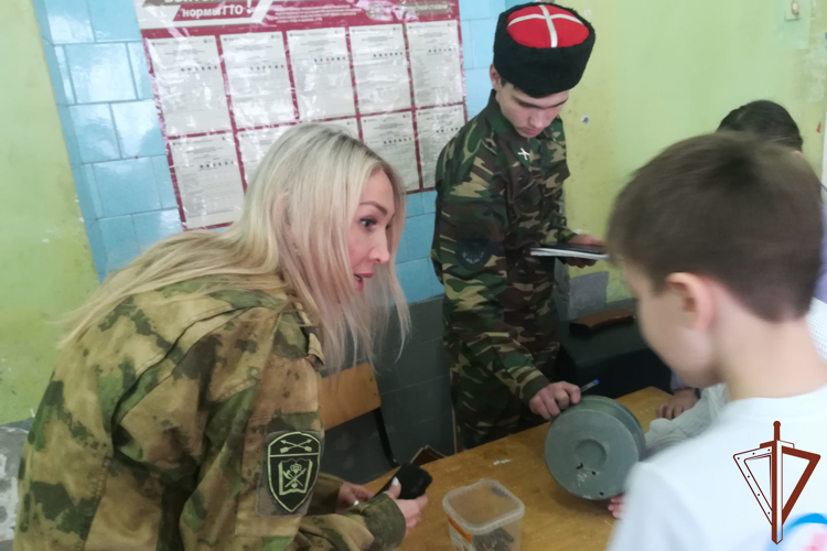 Росгвардейцы продолжают заниматься военно-патриотическим воспитанием подрастающего поколения в Сибири