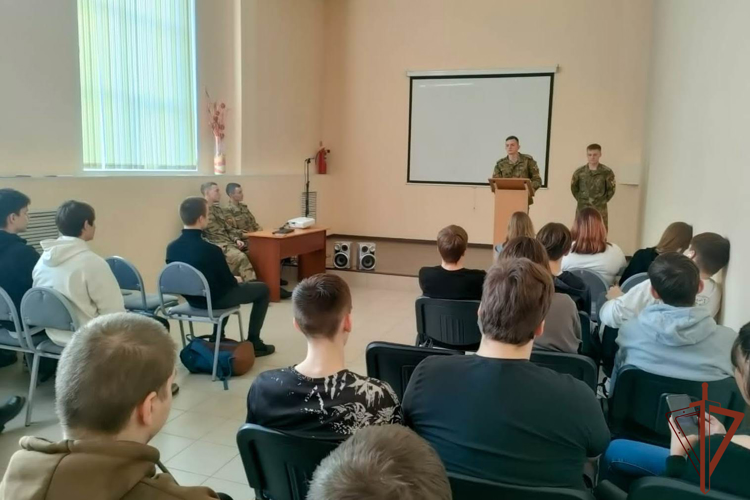 Курсанты Росгвардии рассказали красноярским школьникам об особенностях поступления в ведомственные военные вузы 