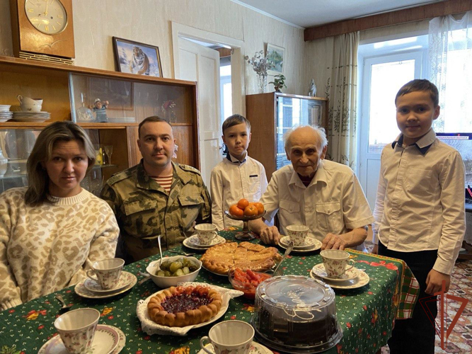Участника Великой Отечественной войны, ветерана войск правопорядка поздравили на Урале