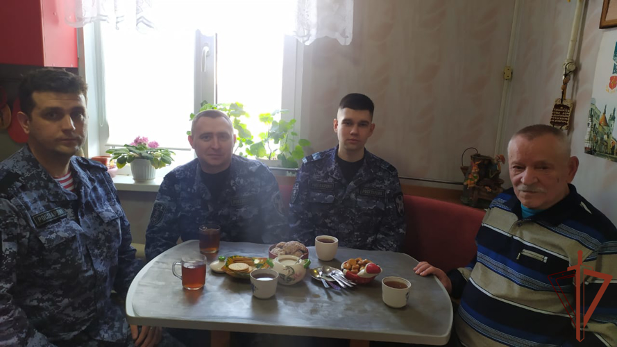 Росгвардейцы поздравили ветерана Великой Отечественной войны с Днём защитника Отечества в Удмуртии