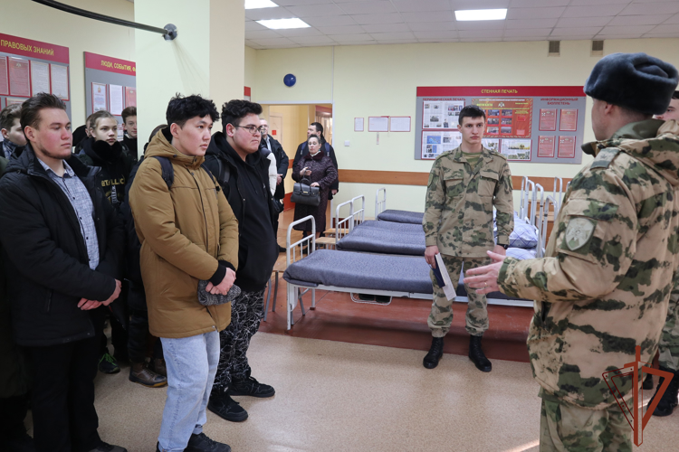 Росгвардейцы продолжают заниматься военно-патриотическим воспитанием подрастающего поколения в Сибири
