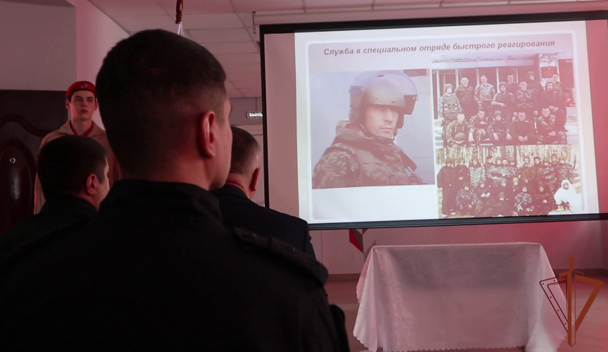 «Парту Героя» в честь Героя России Тимура Мухутдинова открыли в его родной школе в селе Ембаево Тюменской области (видео)