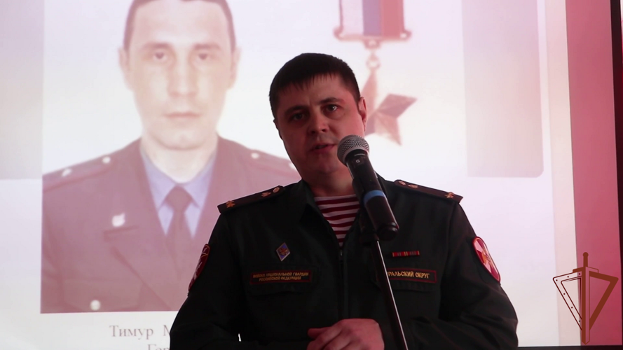 «Парту Героя» в честь Героя России Тимура Мухутдинова открыли в его родной школе в селе Ембаево Тюменской области (видео)