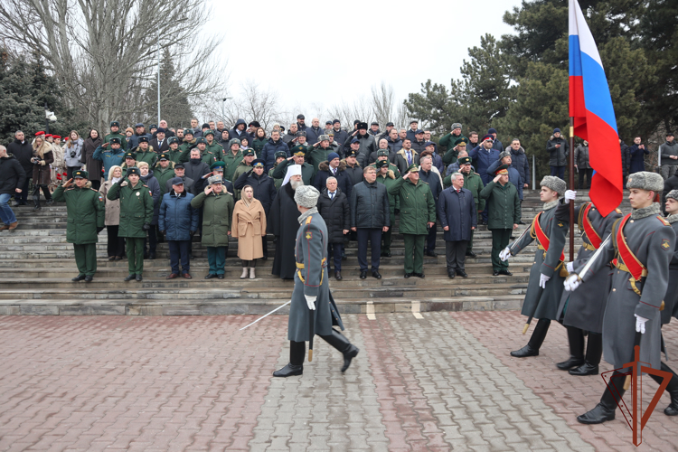 Командующий Южным округом принял участие в возложении цветов к памятнику павшим воинам в Ростове-на-Дону 