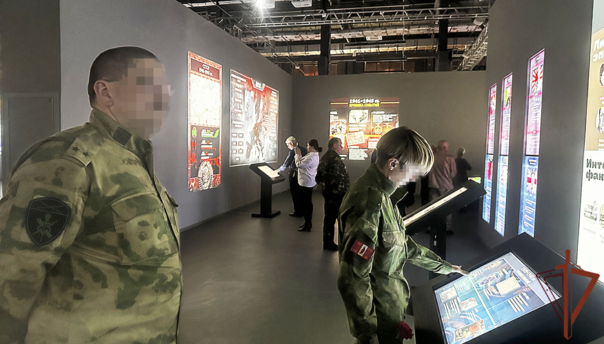 Росгвардейцы поздравили жителей Мелитополя с 80-летием освобождения Запорожской области от фашистов