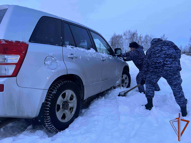 Жительница Костромы поблагодарила сотрудников Росгвардии за помощь на дороге
