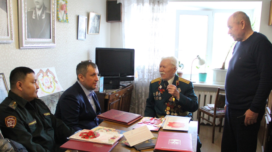 Участника Великой Отечественной войны и ветерана трудового фронта поздравили росгвардейцы в Тюмени
