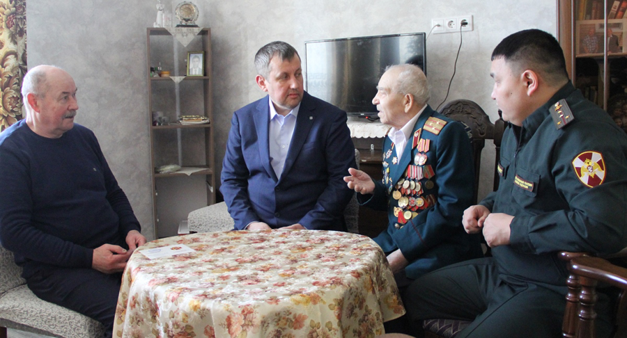 Участника Великой Отечественной войны и ветерана трудового фронта поздравили росгвардейцы в Тюмени