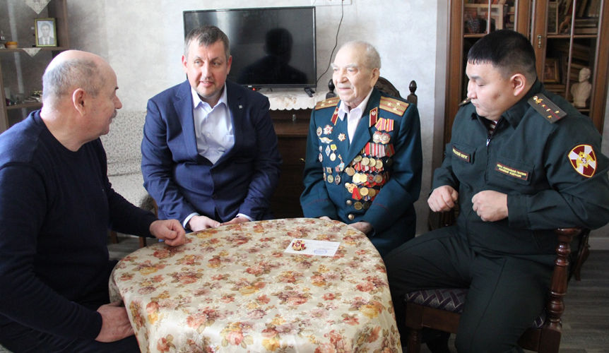 Участника Великой Отечественной войны и ветерана трудового фронта поздравили росгвардейцы в Тюмени