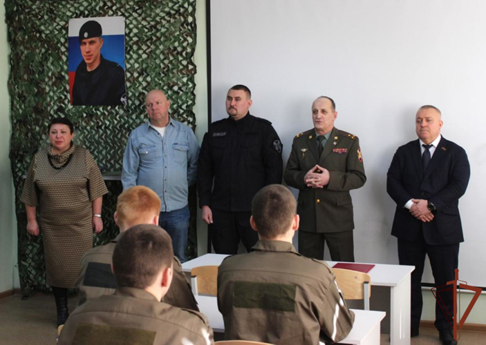 В память о росгвардейце - участнике СВО в челябинском колледже открыли комнату боевой славы